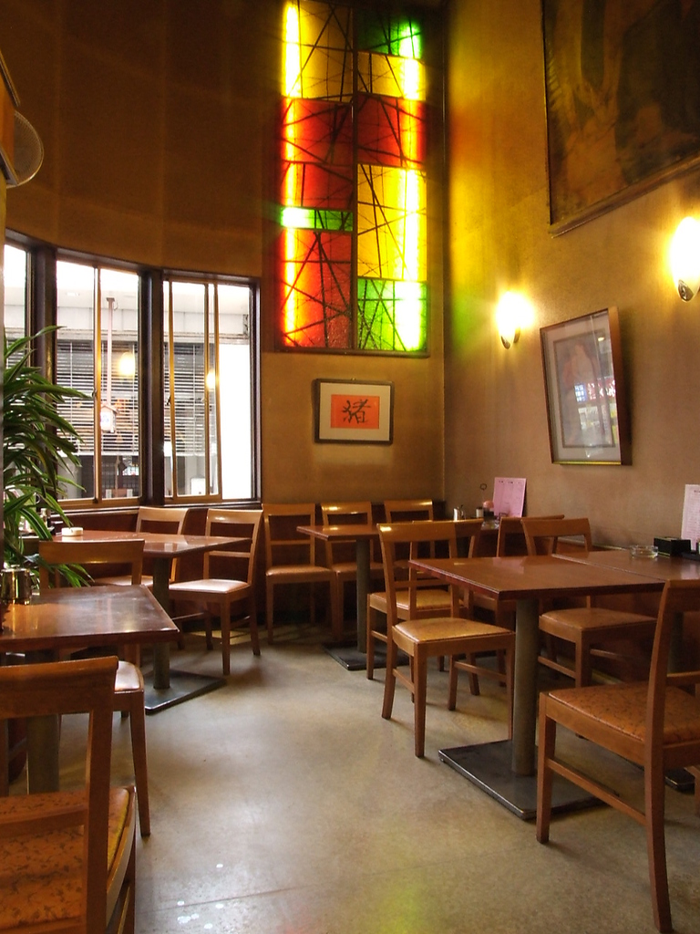 広めの中2階はパーティー利用も◎大きなステンドグラスからの灯りは、ホッと和やかな気持ちに…