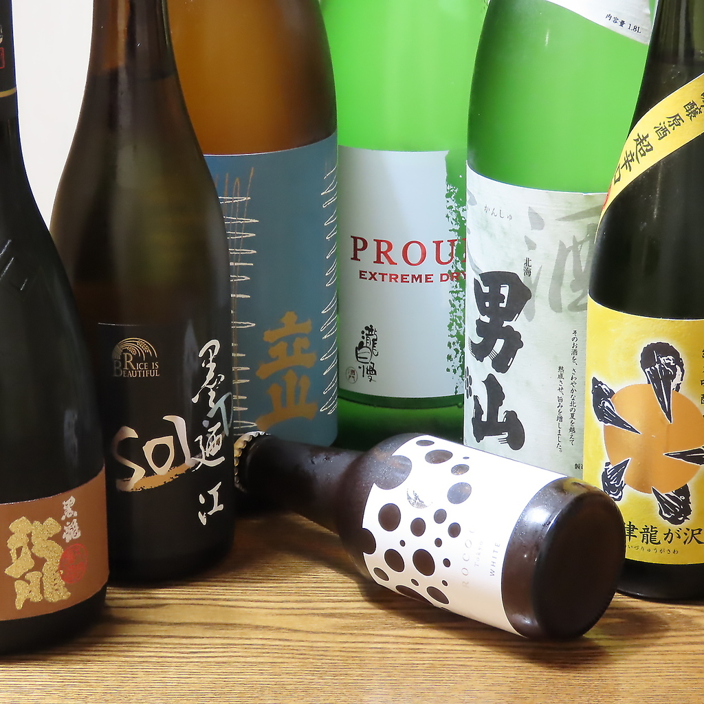 全国の地酒を取り揃えた当店。鮮魚との相性抜群の日本酒を厳選。珍しい銘柄もぜひお楽しみください！