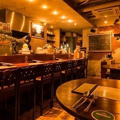 【店内貸切】立食・着席20～30名様　ビュッフェスタイルの貸切宴会◎店内を丸ごと使ったビュッフェスタイル！周りの目を気にすることなく、素敵な時間をお楽しみください。おひとり様5,500円以上のコースでお願いいたします。月曜日から木曜日までの対応ですが、週末の貸切をご希望の場合は、お電話にてご相談ください。