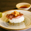 料理メニュー写真&nbsp;黒毛和牛と雲丹のお寿司　1貫