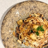 旬の食材や自慢の料理を提供いたします