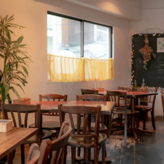 窓に沿って、椅子のテーブル席を9卓設置しております。カフェのご利用はもちろんですが、ランチミーティング等にもおすすめです。テーブルを繋げれば複数人での会食にも使い勝手の良いお席です。