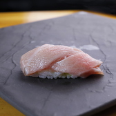 こだわりの極上【寿司】鮮度にこだわったネタが自慢の当店の寿司は、仕入から拘り「本物の旨さ」を追求しております。経験豊富な職人の握る寿司を、舌そして目でもお楽しみ下さい。天然本鮪の大トロ、カマトロ等を始めとする、新鮮な人気ネタを是非ともご堪能下さい。