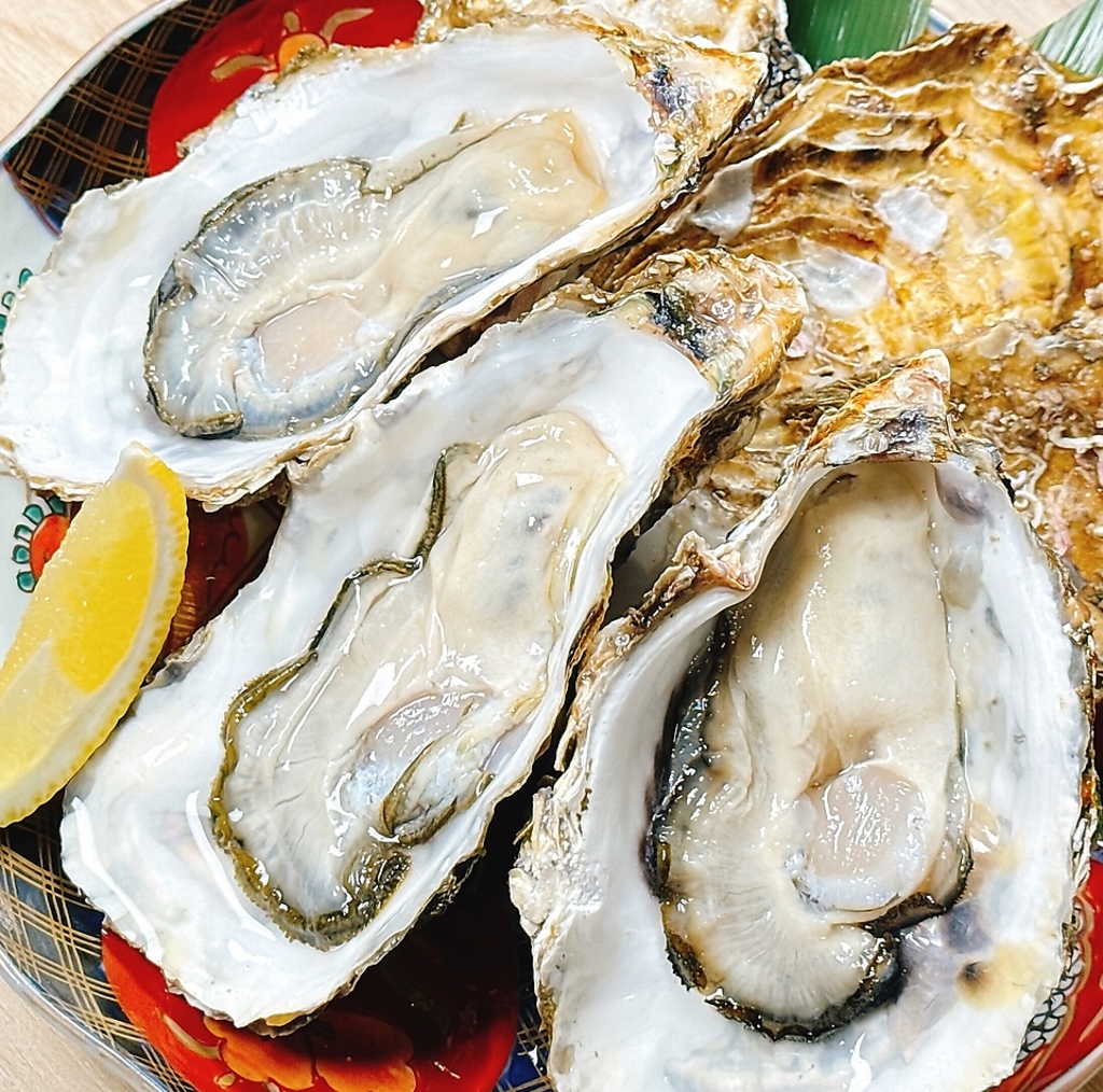 ぷりぷり牡蠣は蒸しても生でもGood！ほかほか温かな旨みか、つるり滑らかな喉ごしか。お好みでどうぞ