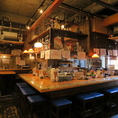 広々としたコの字型カウンターは目の前で調理が見られる特等席。スタッフとの距離も近く、会話も自然と弾みます。