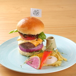 ランチメニュー「黒毛和牛チーズバーガー」は極上のパティとチーズをこだわりのバンズで挟んだ一品♪