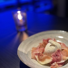 季節のフルーツとブッラータチーズ