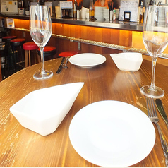 デートにもおすすめの落ち着いたテーブル席。距離が近く会話も弾みます。