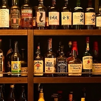 彩る酒瓶、眺めて酔える空間