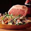 八重洲・日本橋で肉料理を楽しむなら「肉と僕と私」へ。肉ユッケやジューシーなステーキ、フォアグラ入りの自慢のバーガーなど、肉好きにはたまらない料理を取り揃えています。温かみのある落ち着いた店内は、デートや友人との食事、会社帰りの飲み会にもおすすめ。