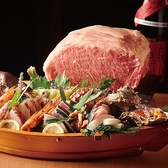 八重洲・日本橋で肉料理を楽しむなら「肉と僕と私」へ。肉ユッケやジューシーなステーキ、フォアグラ入りの自慢のバーガーなど、肉好きにはたまらない料理を取り揃えています。温かみのある落ち着いた店内は、デートや友人との食事、会社帰りの飲み会にもおすすめ。