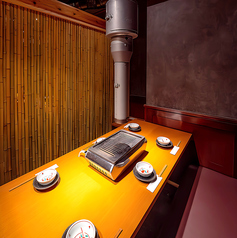 【焼肉完全個室5名様まで】5名様迄ご利用いただける完全個室をご用意。大切な人とのプライベートなひとときを落ち着いた空間で楽しめます。美味しい焼肉とホルモンを心ゆくまで堪能しながらゆったりとお食事ができる特別な時間をお過ごしください。