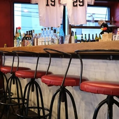 お一人様でも気軽に立ち寄れるカウンター席は、店主との会話を楽しめる特等席。自慢の世界のビールやクラフトビールを片手に、ゆったりと自分だけの時間を過ごせます。仕事帰りの一杯や、少しだけ飲みたい時に最適です。お好みに合わせて、おすすめのお酒をご提案いたします。