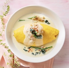 炭焼きチキンとほうれん草のクリームオムライス