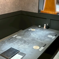 4~8名様でご利用可能な半個室席です!明るい雰囲気で、LO-FIミュージックを聞きながら上質なお食事をお楽しみください☆