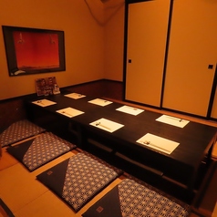 【4名様~6名様向け座敷】和の趣が穏やかに漂う店内に、少人数での会にふさわしい4名様から6名様までご利用いただける座敷をご用意。靴を脱いでくつろげる落ち着いた設えで、会食やご家族・ご友人のお集まりに最適です♪上品なインテリアに囲まれ、程よいプライベート感の中、会話も食事もゆったりとお楽しみいただけます◎