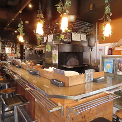 おひとりさまや仕事帰りの一杯に人気。奥のカウンターは少人数利用にも◎シーンに合わせてご利用いただけます。