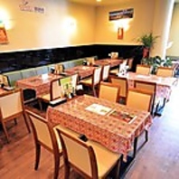 広々とした店内。全64席、24席の座敷も完備。