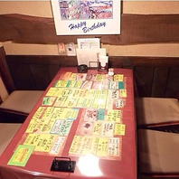 各お席のテーブルには店主が自ら作ったメニュー表が♪