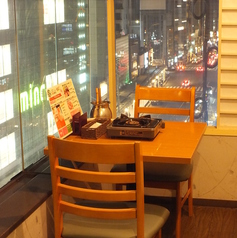 お鍋を楽しめるテーブル席は夜景が見えて雰囲気抜群♪♪