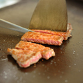 料理メニュー写真 鉄板で焼く熱々のビーフステーキ