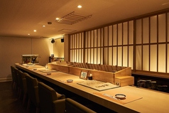 落ち着いた時が流れるカウンター席では、接待やデートのディナーに職人が一貫一貫寿司を握ります。