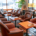 カフェスペース中央には、座面の柔らかさも心地良いアームチェアの2人掛けテーブル席が5卓あります。お一人様やお連れ様とリラックスした時間が過ごせます。