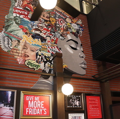TGI FRIDAYS ティージーアイ フライデーズ 神奈川芸術劇場店の雰囲気1