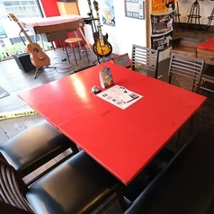 仲間とワイワイ楽しみたい時は、4名様用のテーブル席がおすすめです。お互いの顔を見ながら会話を弾ませたり、大型モニターで迫力満点のスポーツ観戦を楽しんだり。美味しい料理とお酒を囲んで、思い出に残るひとときをお過ごしください。