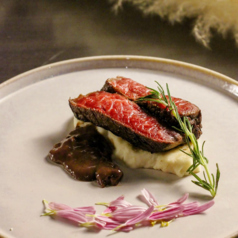 黒毛和牛の炭ステーキ～赤と山のソース～
