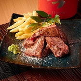 肉の旨みを存分に味わえる、八重洲日本橋の肉バル「肉と僕と私」。濃厚な肉ユッケをはじめ、香ばしく焼き上げたステーキやフォアグラ入りバーガーなど、食べ応えのあるメニューをご用意しています。落ち着いた照明に包まれた居心地のよい店内で、お酒とともに自慢の肉料理をご堪能ください。