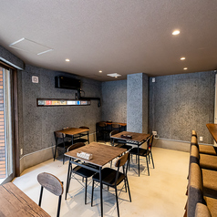 ゆったり過ごせる2名様用テーブルを完備。お買い物後の休憩や、親しい友人とのカジュアルな食事に最適なリラックスした空間が広がります。モダンでおしゃれな店内で女子会にもぴったり。美味しい料理を囲みながら、心安らぐひとときをお過ごしくださいませ◎