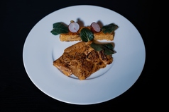 丹波地鶏のロースト　トリュフ風味の焼きおにぎりキノコのソース