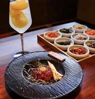 名物料理を集めた贅沢なコースで楽しむ時間