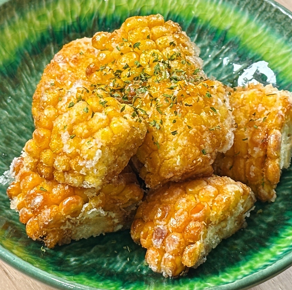 フレッシュなとうもろこしをカラリと揚げた「とうもろこしから揚げ」♪ビールとの相性が抜群です♪