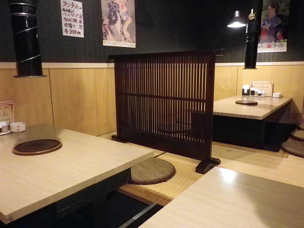 人気の奥座敷は堀ごたつ。最大15名までご利用頂ける半個室。プライベート空間が保たれ宴会に最適です