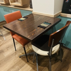 2名から人数に応じてレイアウト変更可能です。イスのタイプはバラバラです!中には小学校のイスもあったり、、