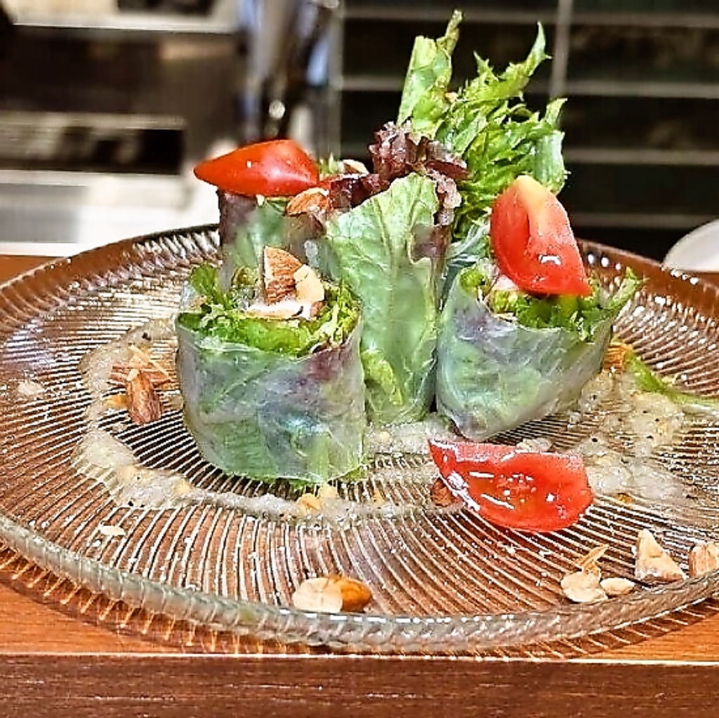 野村町産のモッツァレラチーズと生ハムを合わせた見た目も美しい生春巻き。シャキシャキ感が魅力です