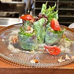 野村町産のモッツァレラチーズと生ハムを合わせた見た目も美しい生春巻き。シャキシャキ感が魅力です