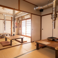 【2階】人目を気にせず、落ち着いた雰囲気の中でお食事を楽しみたい方におすすめの座敷席。お座敷は仕切りが取れるので仕切りをとった場合、約20～25名ほどご利用いただけます。貸切も可能です。