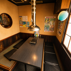 【掘りごたつ席】当店はゆったりとくつろげる掘りごたつ席を完備しており、大人数でのご宴会や貸切宴会などに最適です。木の温もりを感じる広々とした快適な空間で、極上の黒毛和牛を心ゆくまで満喫していただけます。こだわりのおいしい日本酒を片手に、阿佐ヶ谷でのステキなひとときを心ゆくまでお過ごしくださいませ。