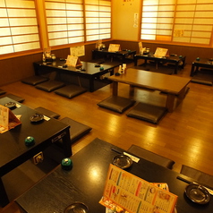 広々としたフロアは、グループの集まりやイベントにも対応可能です。すべて掘りごたつ席でご用意しておりますので、足を伸ばしてゆったりとおくつろぎいただけます。心地よい空間で、四国の味とともに楽しいひとときをお過ごしください。