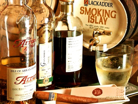 スコッチウイスキーは常時100種以上。オーソドックスからレアものまで…。