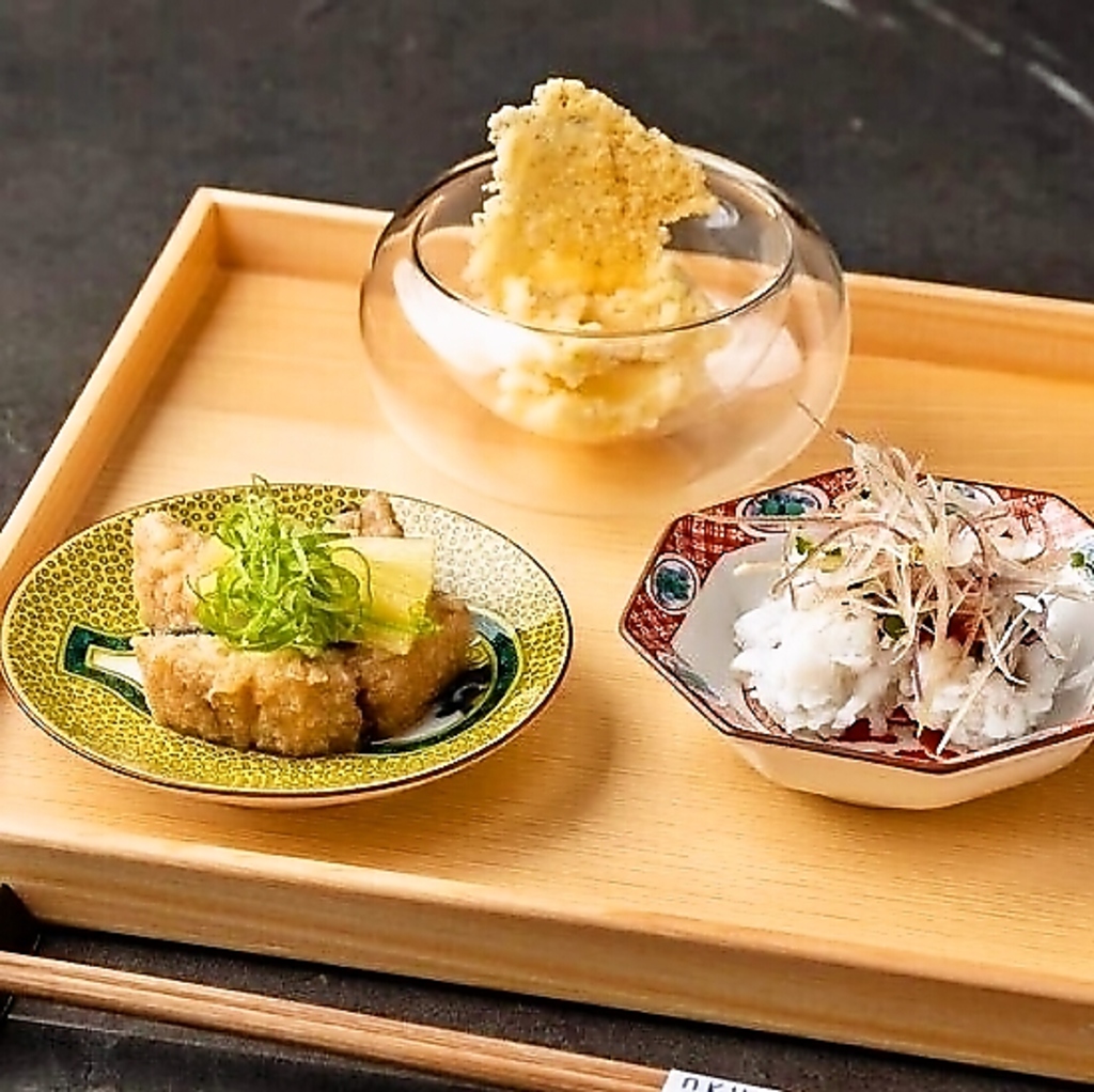 信頼できる酒屋の希少な銘酒と旬の食材を活かした料理との相性は抜群です。心ゆくまで愉しめますよ。