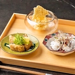 信頼できる酒屋の希少な銘酒と旬の食材を活かした料理との相性は抜群です。心ゆくまで愉しめますよ。