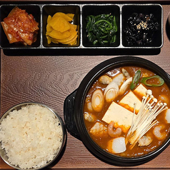 海鮮 キムチチゲ 定食［ライス ＋ 単品 ＋ おかず4種］
