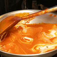 大人気を誇る、まろやかでコク深いバターチキンカレー