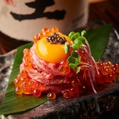 八重洲・日本橋での飲み会や食事会におすすめの「肉と僕と私」。ステーキや肉ユッケ、フォアグラ入りの自慢のバーガーなど、ボリュームのある肉料理を中心に幅広いメニューをご用意しています。落ち着きのある店内は、会社帰りの一杯から友人との集まり、各種宴会までさまざまなシーンに対応。
