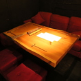 【少人数グループ様】テーブルを囲んで座る形のお席。落ち着いた照明がムードある空間を演出します。
