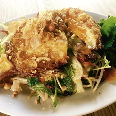 タイ風 目玉焼きと生野菜のサラダ